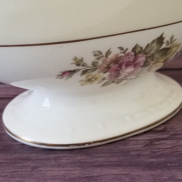 Vintage 1944 Homer Laughlin Eggshell Georgian Gravy Boat with Gold Trim/Accents - Picture 11 of 13